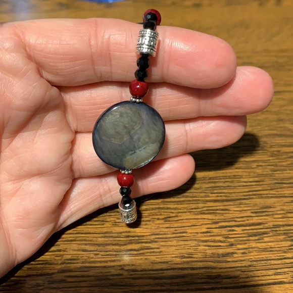 21286 Painted red stone and gray shell bracelet earring set. - Picture 4 of 8